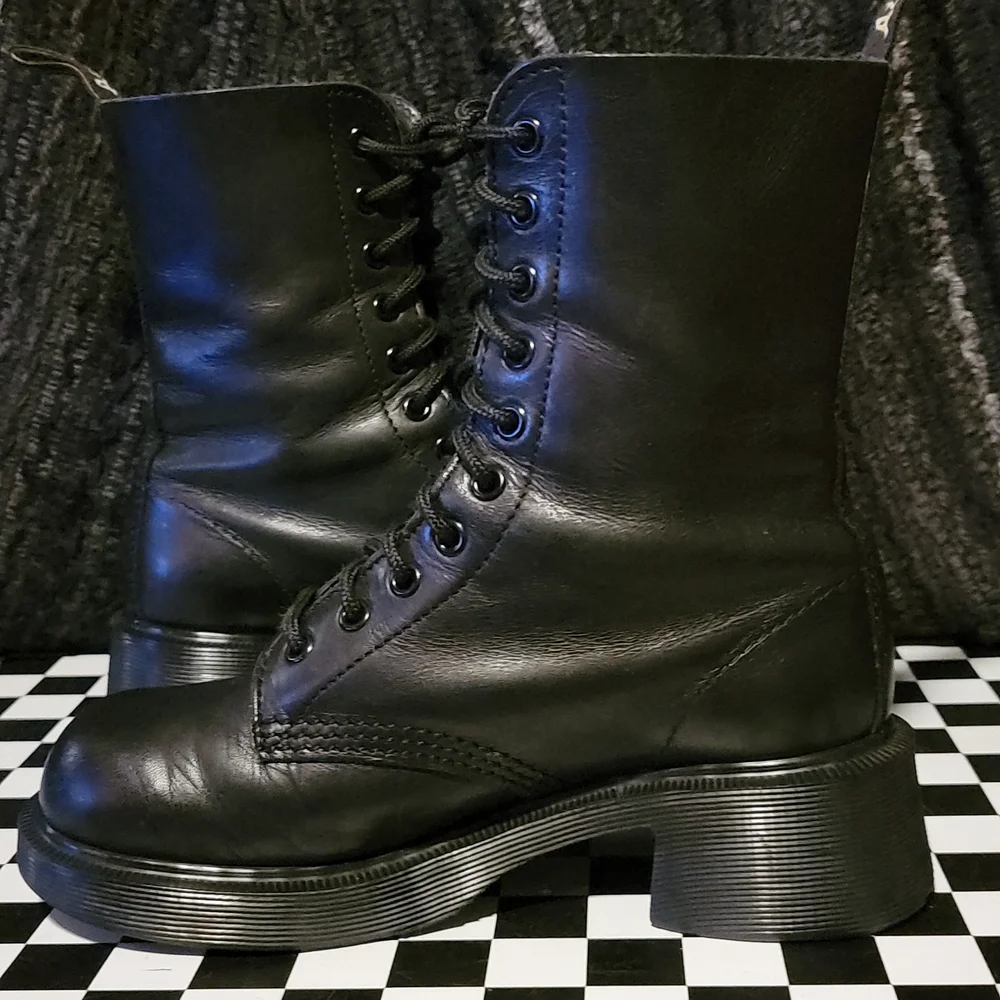 *SOLD* Made in England Dr. Martens Boots - Picture 5 of 12